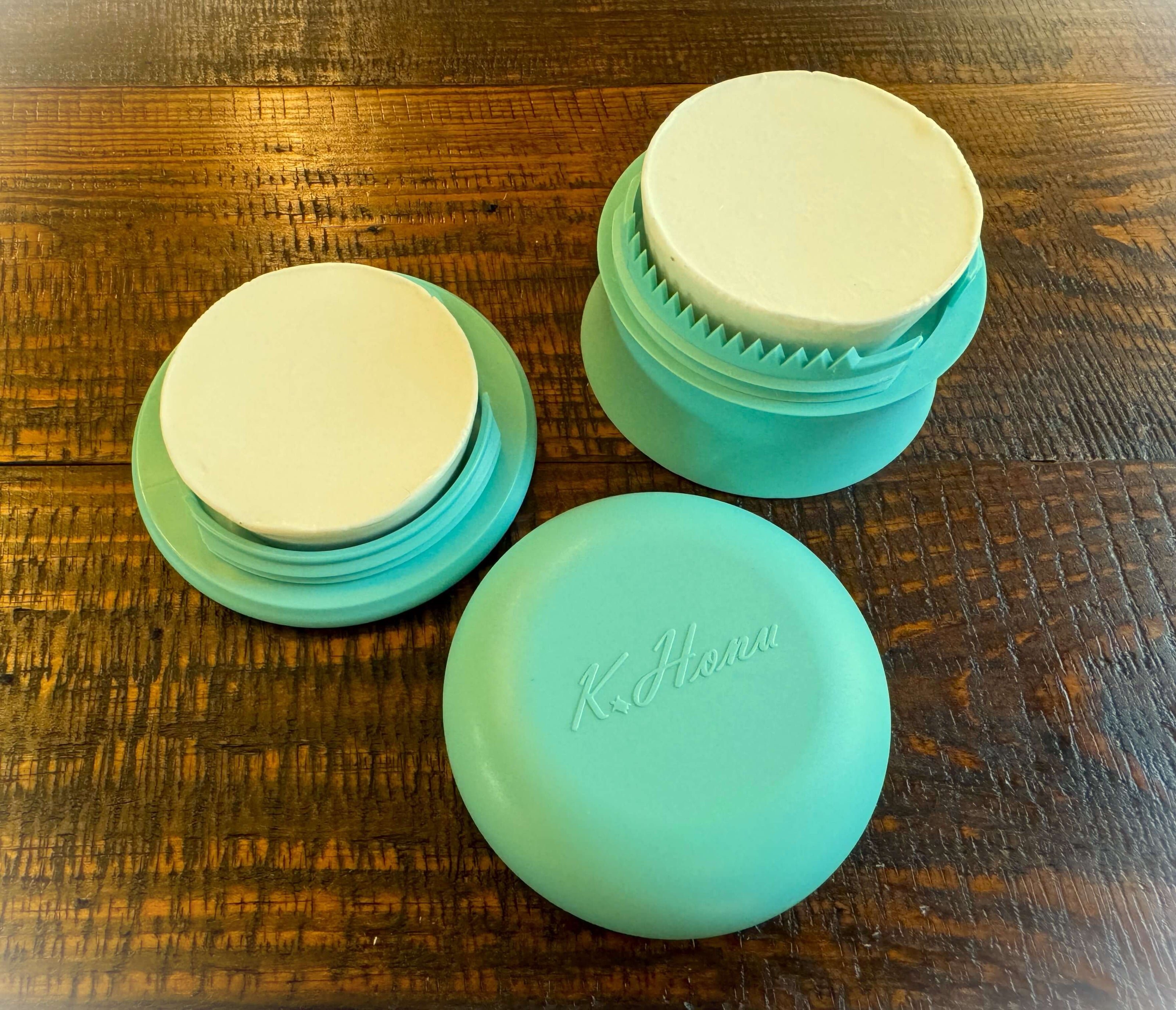Jelly_in_3_parts_on_wood